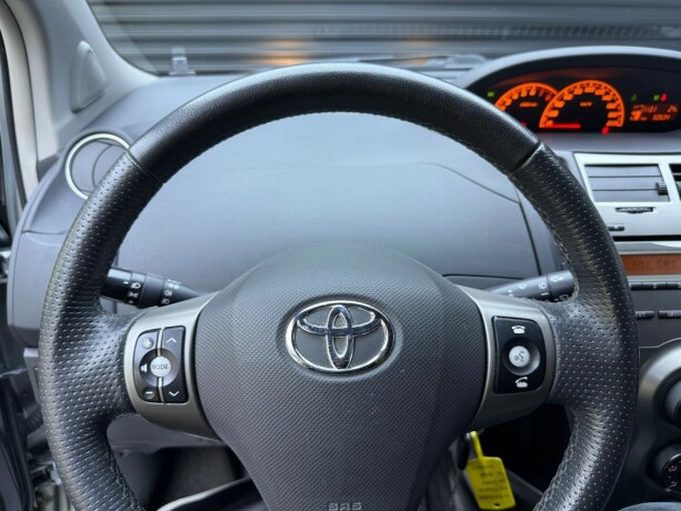 toyota-yaris-bensin-2009-big-13