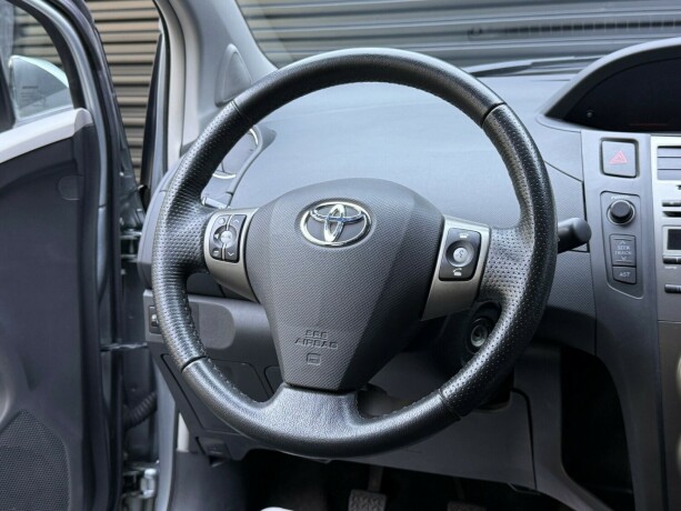 toyota-yaris-bensin-2009-big-12