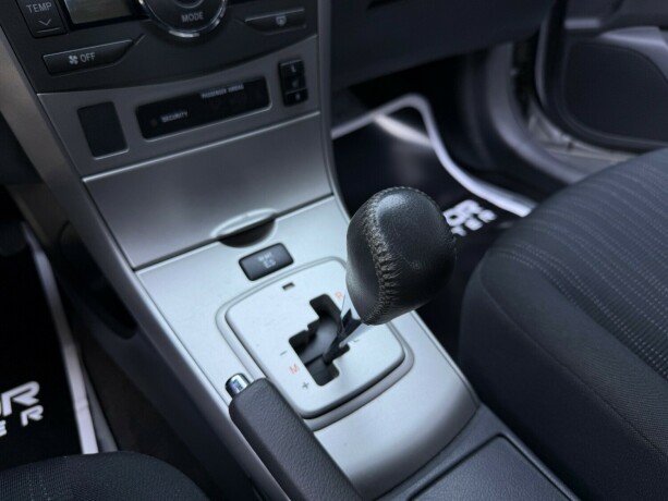 toyota-corolla-bensin-2010-big-18