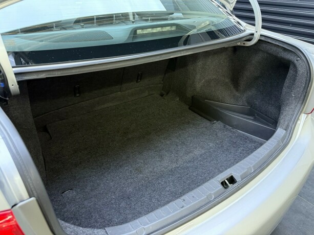 toyota-corolla-bensin-2010-big-23