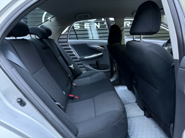 toyota-corolla-bensin-2010-big-22