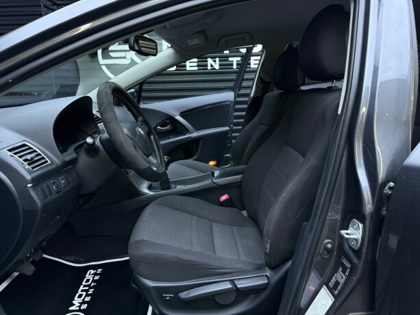 toyota-avensis-bensin-2013-big-23