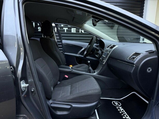 toyota-avensis-bensin-2013-big-24