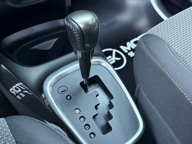 toyota-yaris-elektrisitetbensin-2016-big-24