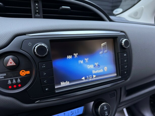 toyota-yaris-elektrisitetbensin-2016-big-19