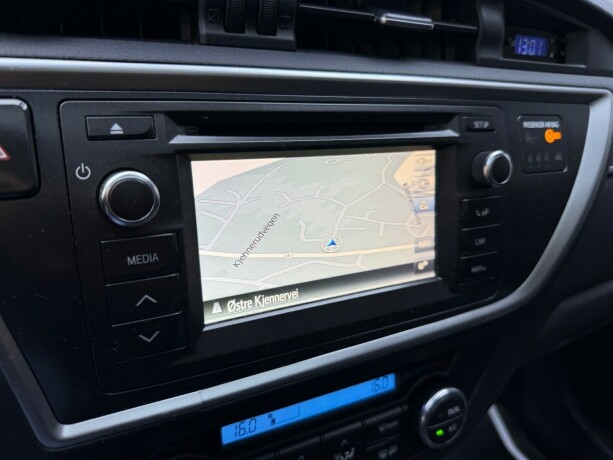 toyota-auris-elektrisitetbensin-2015-big-15