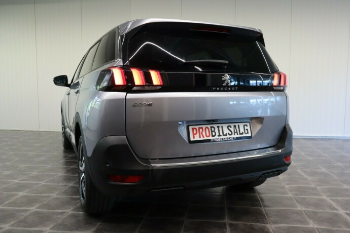 peugeot-5008-bensin-2018-big-12