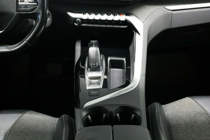 peugeot-5008-bensin-2018-big-26