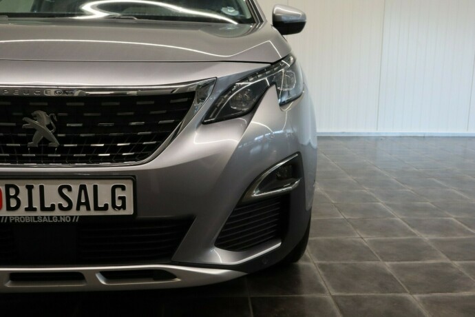 peugeot-5008-bensin-2018-big-3