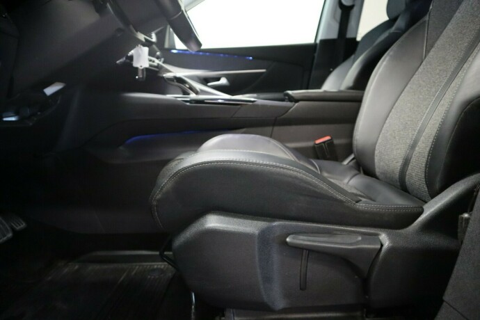 peugeot-5008-bensin-2018-big-15