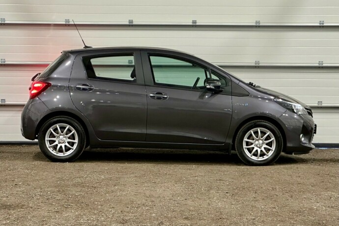 toyota-yaris-elektrisitetbensin-2016-big-1