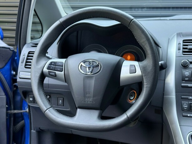 toyota-auris-bensin-2011-big-12