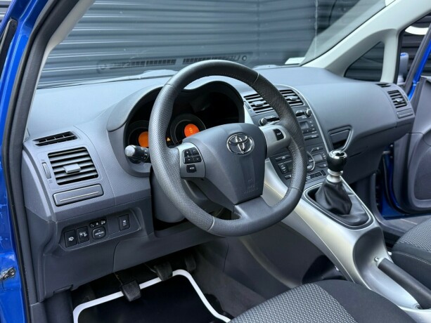 toyota-auris-bensin-2011-big-10