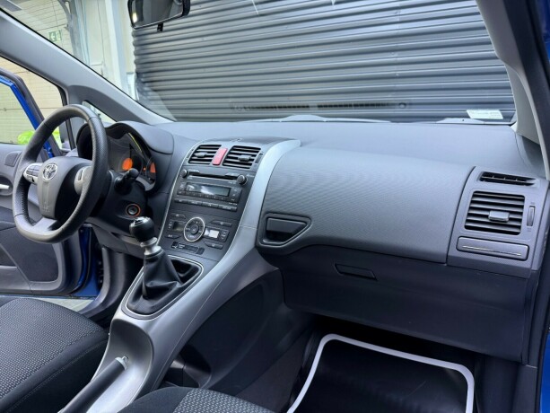 toyota-auris-bensin-2011-big-11