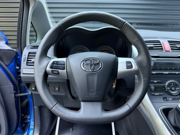 toyota-auris-bensin-2011-big-13