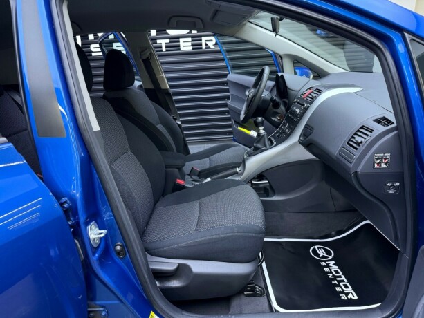 toyota-auris-bensin-2011-big-22