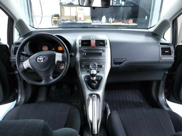 toyota-auris-bensin-2009-big-8