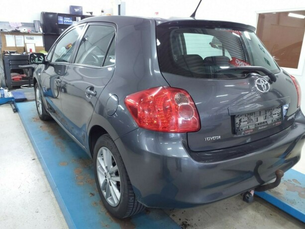 toyota-auris-bensin-2009-big-2