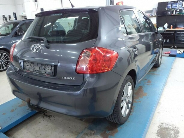 toyota-auris-bensin-2009-big-4