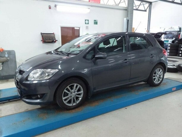 toyota-auris-bensin-2009-big-0