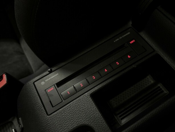 volkswagen-golf-diesel-2010-big-24