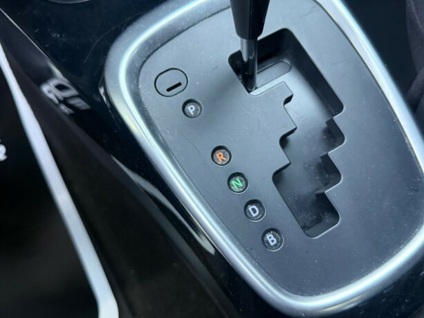 toyota-yaris-elektrisitetbensin-2016-big-24