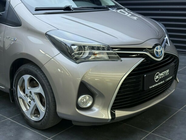 toyota-yaris-elektrisitetbensin-2015-big-2