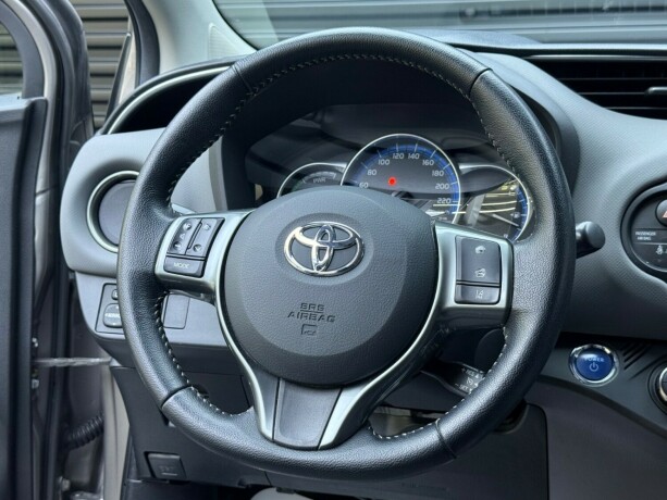 toyota-yaris-elektrisitetbensin-2015-big-12