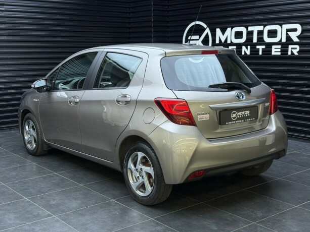 toyota-yaris-elektrisitetbensin-2015-big-1