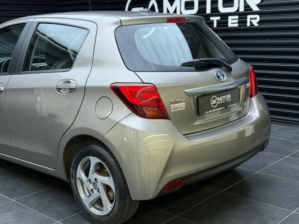 toyota-yaris-elektrisitetbensin-2015-big-5