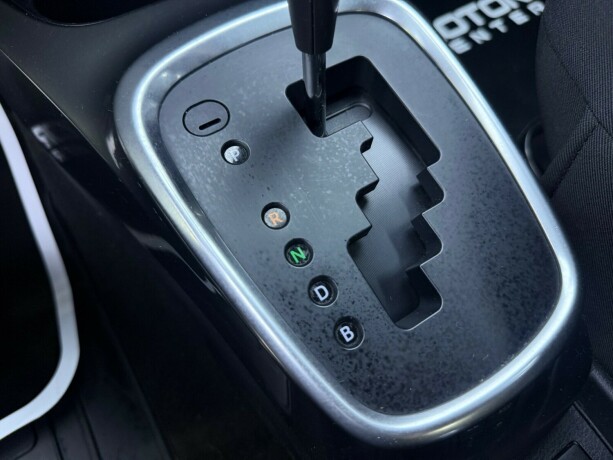 toyota-yaris-elektrisitetbensin-2015-big-24