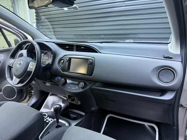 toyota-yaris-elektrisitetbensin-2015-big-11