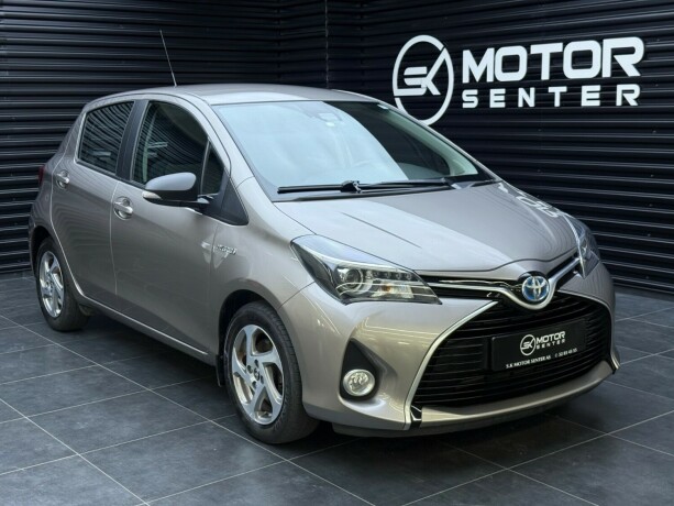 toyota-yaris-elektrisitetbensin-2015-big-0