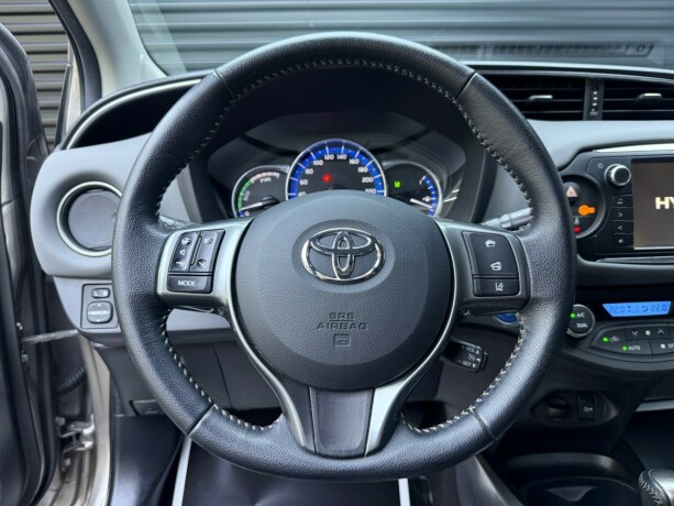 toyota-yaris-elektrisitetbensin-2015-big-13