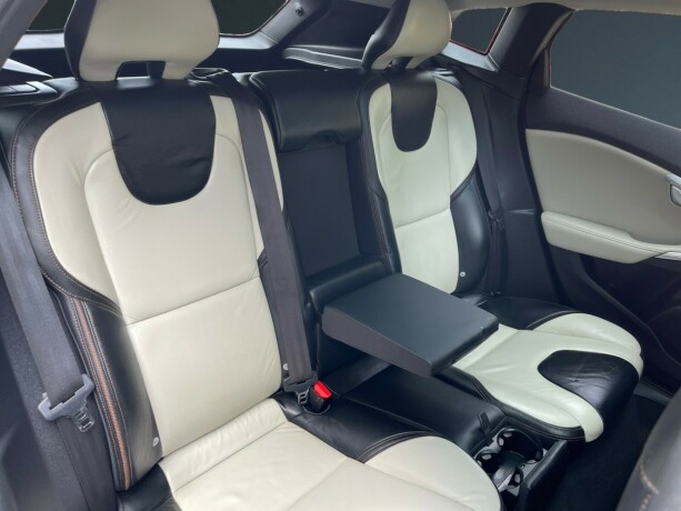 volvo-v40-cross-country-diesel-2013-big-12