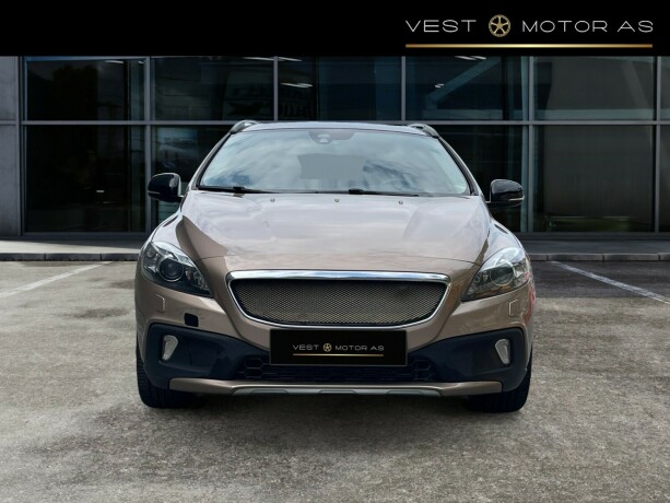 volvo-v40-cross-country-diesel-2013-big-1