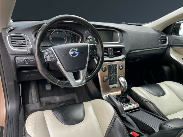 volvo-v40-cross-country-diesel-2013-big-9