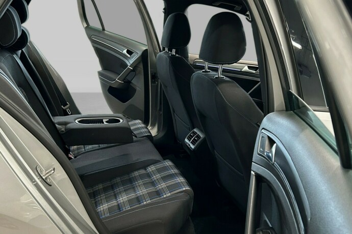 volkswagen-golf-elektrisitetbensin-2019-big-11