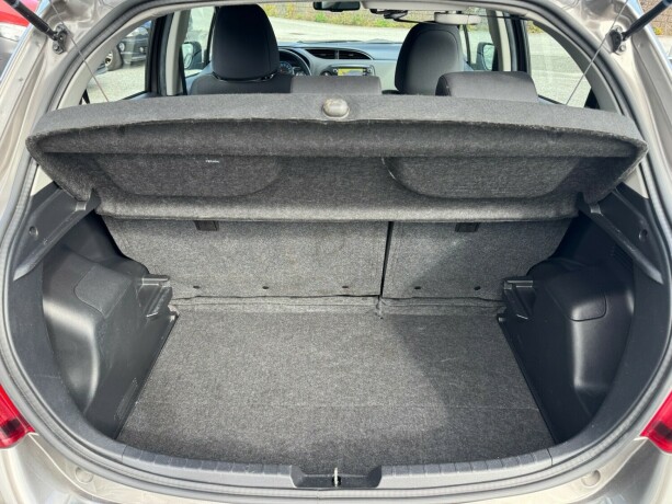 toyota-yaris-elektrisitetbensin-2017-big-16