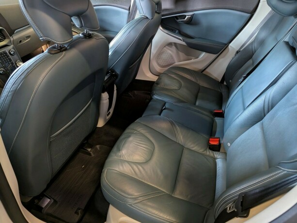 volvo-v40-diesel-2013-big-21