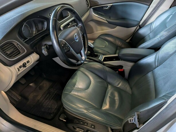 volvo-v40-diesel-2013-big-20
