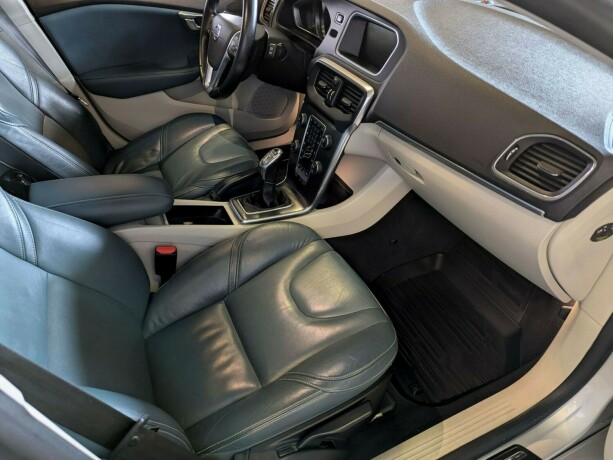 volvo-v40-diesel-2013-big-22