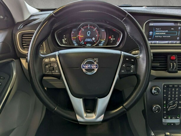 volvo-v40-diesel-2013-big-15