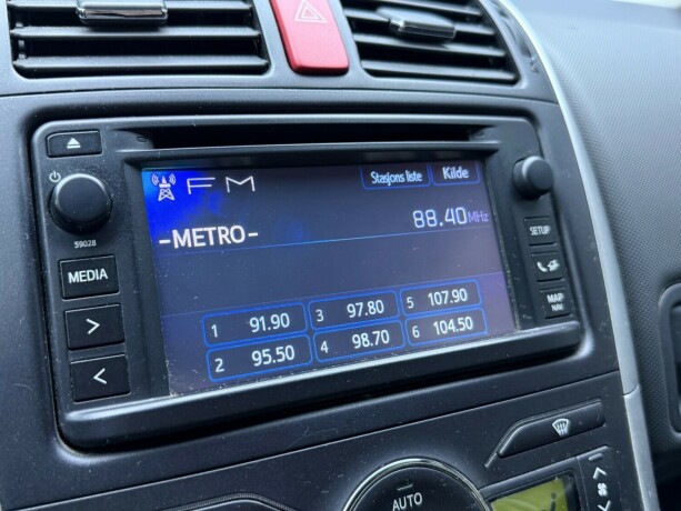 toyota-auris-bensin-2012-big-24