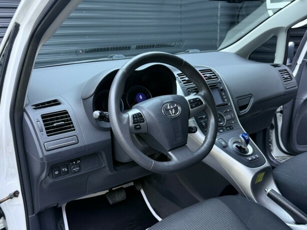 toyota-auris-bensin-2012-big-10