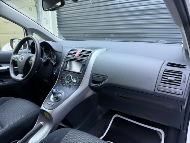 toyota-auris-bensin-2012-big-11
