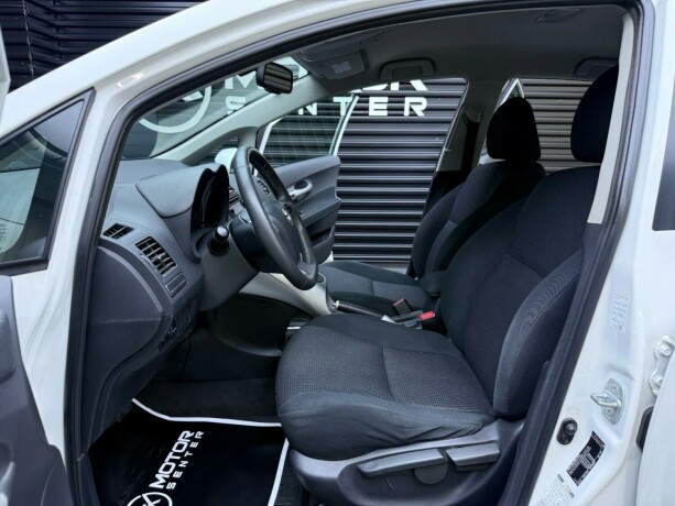 toyota-auris-bensin-2012-big-28