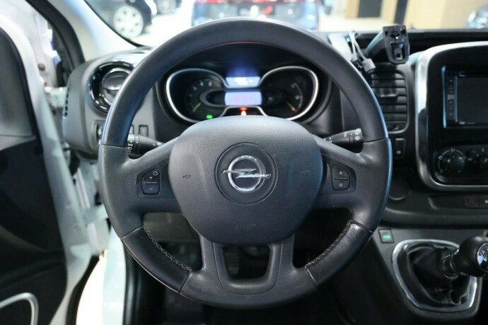 opel-vivaro-diesel-2015-big-9
