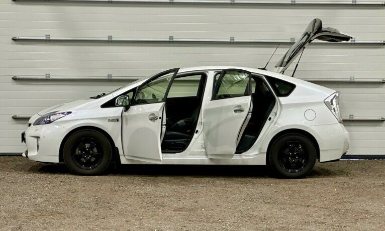 toyota-prius-plug-in-hybrid-elektrisitetbensin-2013-big-5