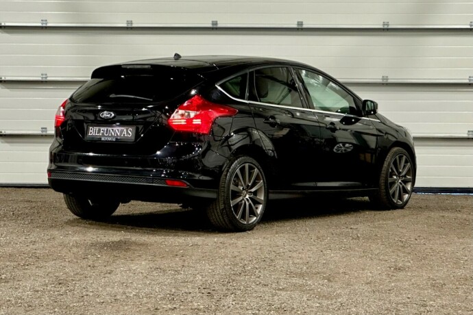 ford-focus-bensin-2012-big-1